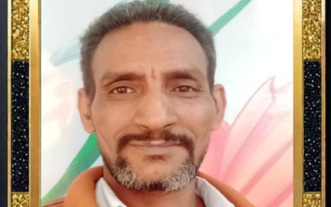 تدفنُ الأطفالَ في بطنِ الرمالْ!