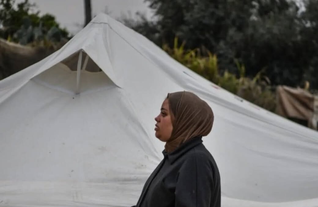 في زاوية منسية من جنوب قطاع غزة، حيث يملأ الركام والحزن الهواء، تروي أم فلسطينية قصتها المؤلمة.